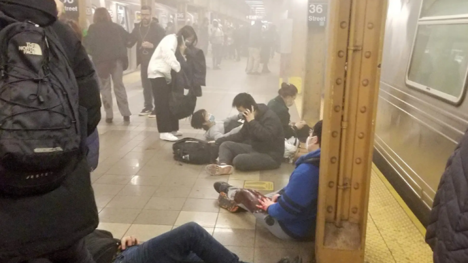 Άφαντος ο δράστης που αιματοκύλησε το μετρό της Νέας Υόρκης τραυματίζοντας 29 ανθρώπους