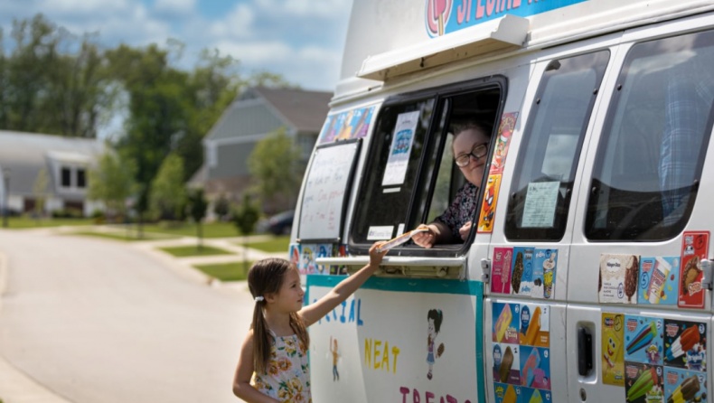 Ο πατέρας της χρονιάς: Αγόρασε κινητό παγωτατζίδικο για τα παιδιά του με Σύνδρομο Down 