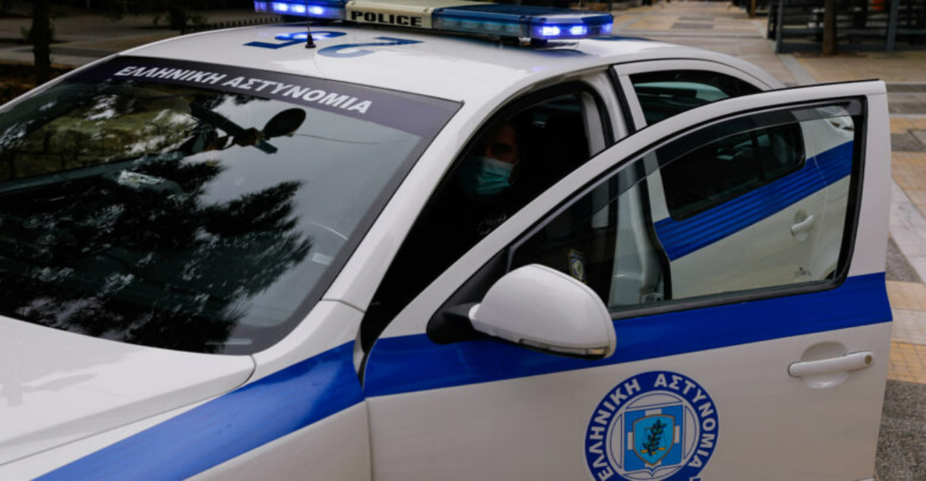Ελλάδα: Συγκλονιστικό βίντεο – Αστυνομικοί απεγκλωβίζουν γυναίκα από σπίτι γεμάτο καπνούς