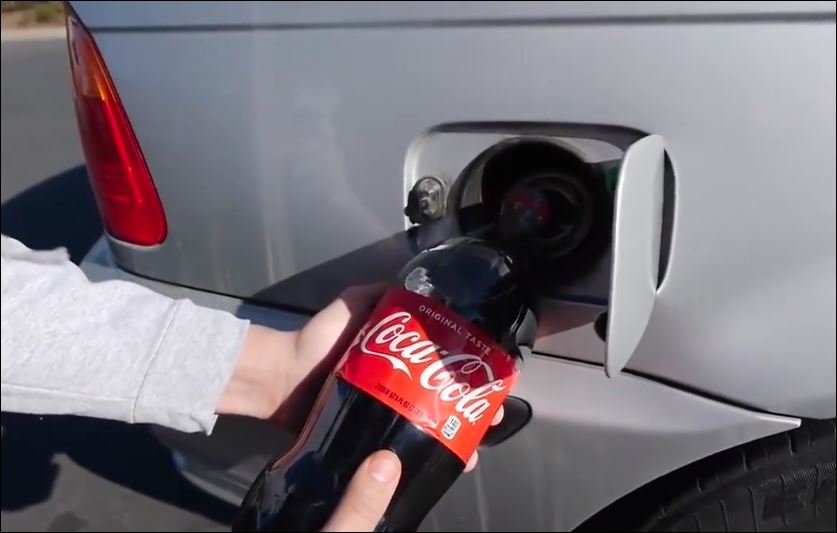 Τι θα συμβεί αν βάλεις κόκα κόλα αντί για βενζίνη στο ρεζερβουάρ του αυτοκινήτου σου- VIDEO