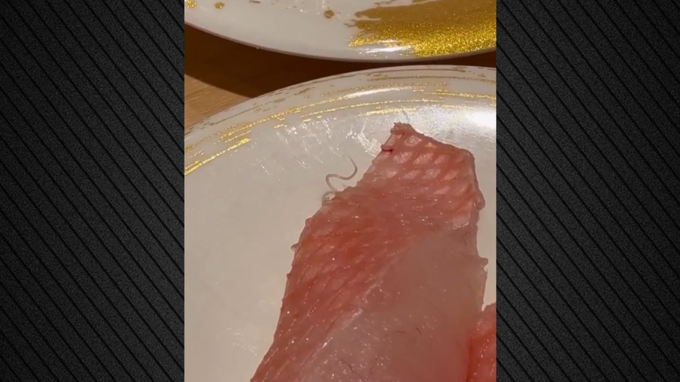 VIDEO: Παρήγγειλε sushi σε εστιατόριο και του σέρβιραν... ζωντανό παράσιτο