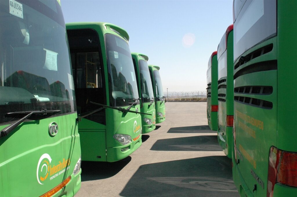 Θες να πας από Λευκωσία σε Αγία Νάπα και Πρωταρά αλλά σκέφτεσαι τη βενζίνη; Μπαίνουν κι άλλα δρομολόγια στα υπεραστικά λεωφορεία