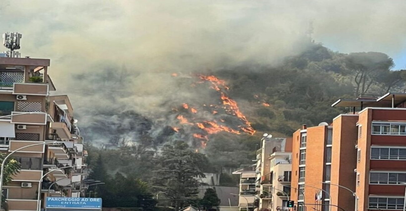 Ιταλία: Πυρκαγιά στη Ρώμη – Πάνω από εκατό πυροσβέστες και 50 οχήματα στη μάχη
