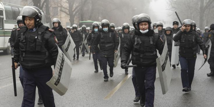 Στρατιώτες και αστυνομικοί συλλαμβάνουν οποιονδήποτε κινείται «ύποπτα» γύρω από το αεροδρόμιο του Αλμάτι