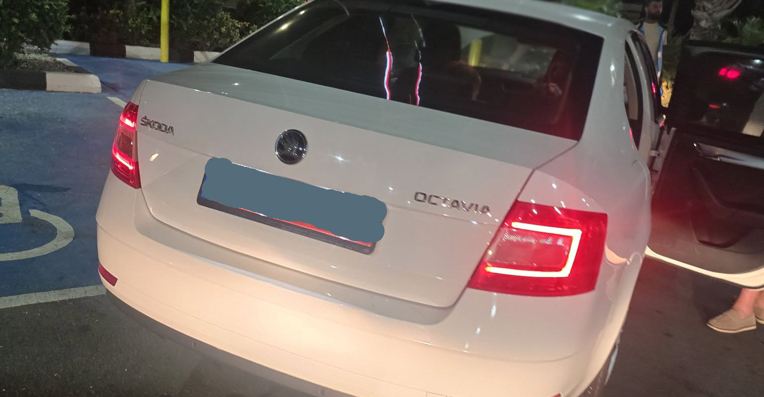 Έσπασαν το καθρεφτάκι σε Κύπρια οδηγό επειδή τους κόρναρε στο drive-through - Πολίτες τους μπλόκαραν την έξοδο 