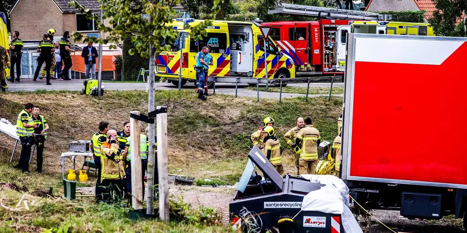 Φορτηγό έπεσε σε ανθρώπους που έκαναν υπαίθριο πάρτι στην Ολλανδία - Αναφορές για πολλούς νεκρούς