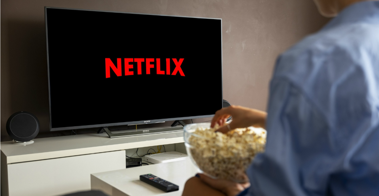 Netflix: Τι θα δούμε τον Ιανουάριο - Σειρές, ταινίες, ντοκιμαντέρ και παιδικά που θα «ζεστάνουν» τις νύχτες μας