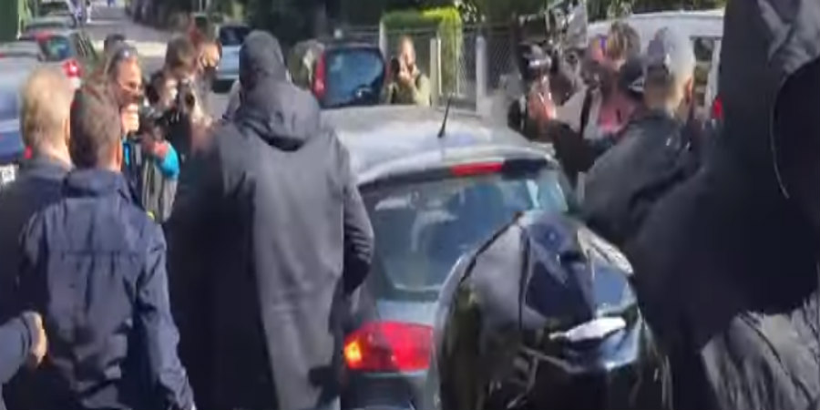 Αμετανόητοι «οπαδοί» του αρχηγού της εγκληματικής οργάνωσης - Επιχείρησαν να χτυπήσουν με το αυτοκίνητο δημοσιογράφους - VIDEO 