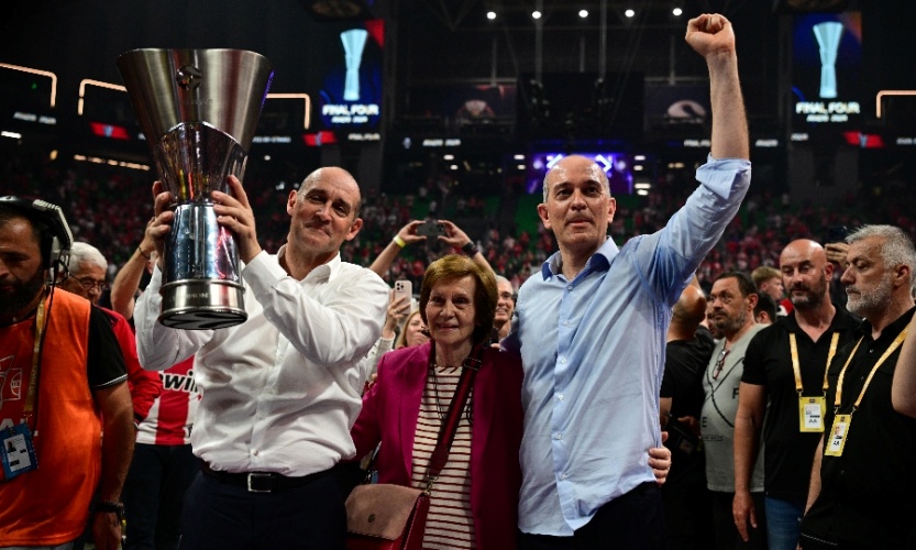 Ξέφρενοι πανηγυρισμοί από Παναγιώτη και Γιώργο Αγγελόπουλο μετά την κατάκτηση της Euroleague! (ΦΩΤΟΓΡΑΦΙΕΣ)