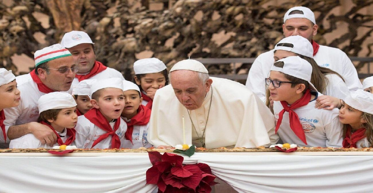 Ο πάπας Φραγκίσκος γιόρτασε τα 86α γενέθλιά του - Έδωσε το βραβείο «Μητέρα Τερέζα» σε έναν άστεγο