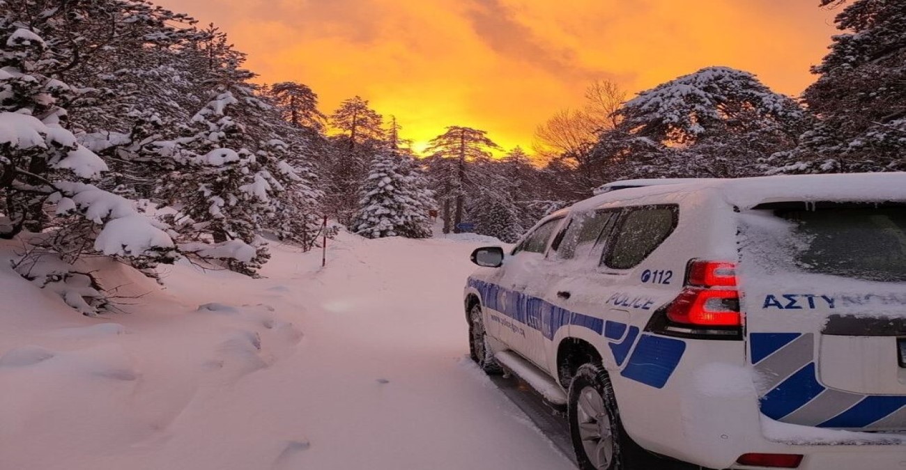 Ανοικτοί μόνο για οχήματα 4x4 ή με αντιολισθητικές οι δρόμοι στο Τρόοδος λόγω χιονόπτωσης - Δείτε βίντεο 