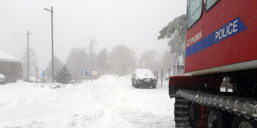 Οδηγοί εγκλωβίστηκαν στα χιόνια μεταξύ τους και οικογένεια – Καταλυτική η παρέμβαση Αστυνομίας