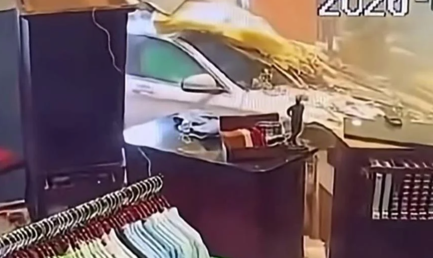 Απίστευτο βίντεο: Mercedes μπουκάρει με μεγάλη ταχύτητα σε κατάστημα και περνά ανάμεσα από... δύο εργαζόμενους