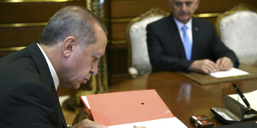 Τα πρώτα προεδρικά διατάγματα του Ερντογάν  -Τι αλλάζει σε θεσμούς 