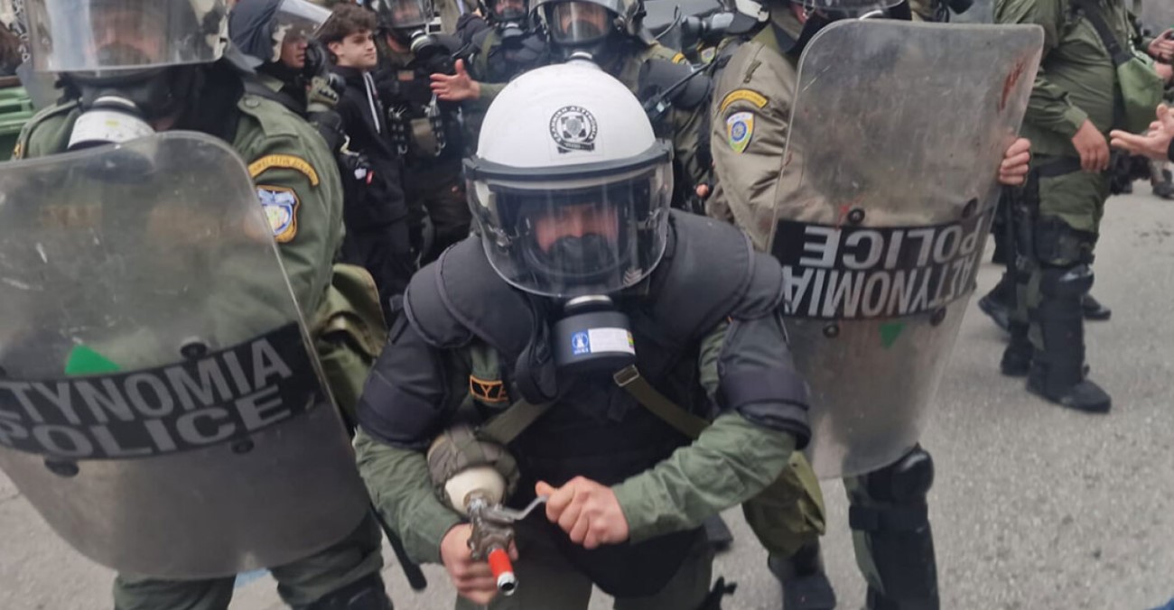 Αστυνομική βία στη Θεσσαλονίκη: Τα ΜΑΤ χτύπησαν ρεπόρτερ στην πορεία για τα Τέμπη - Βίντεο