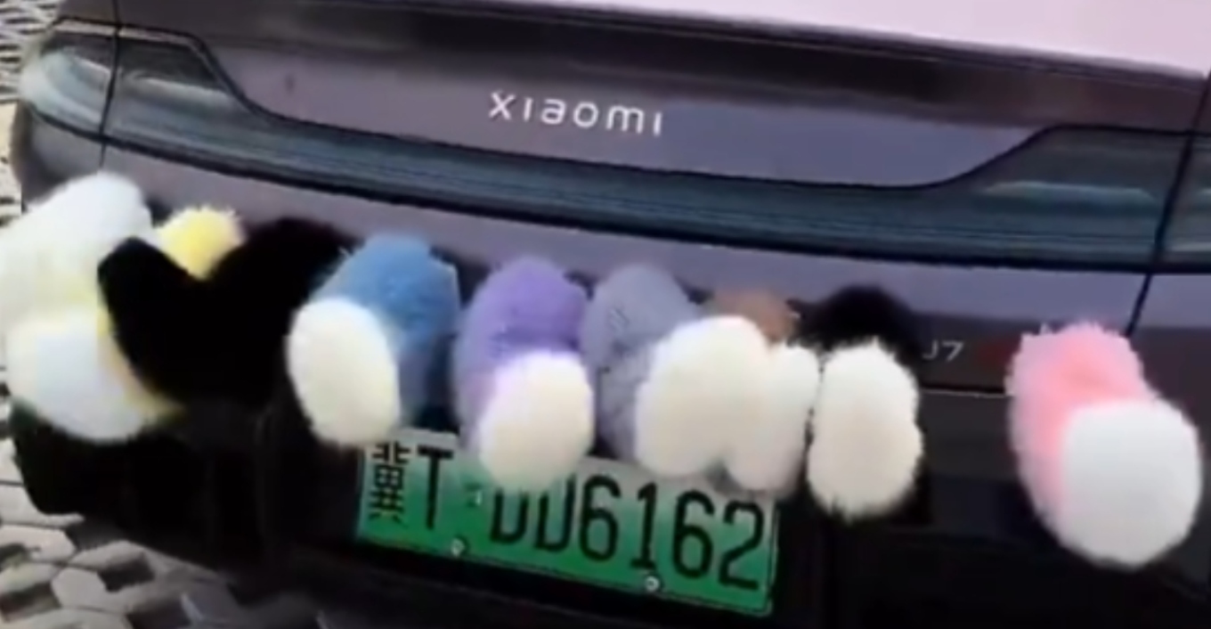 Το νέο trend που «τα σπάει»: Βάζουν... ουρές στα αυτοκίνητα, ακόμη και στα πολυτελή - Δείτε βίντεο