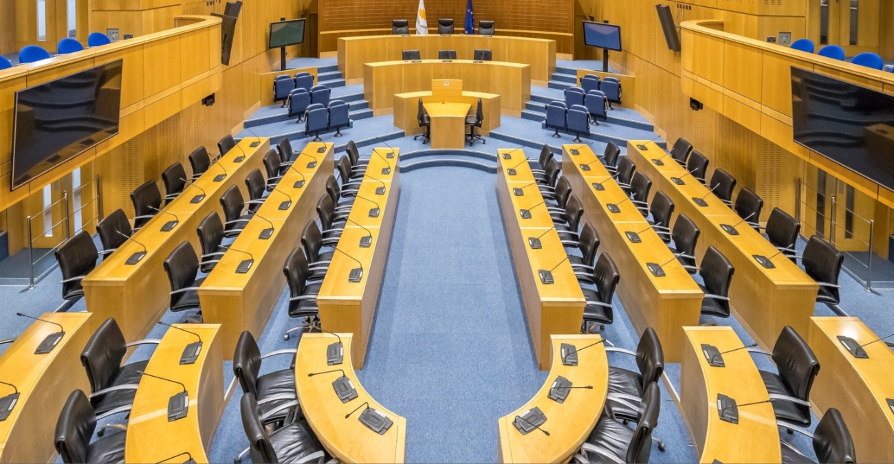 Κρατική γη: Στο σφυρί για εμπορικούς σκοπούς, σε μειοδοτικό για φθηνότερο ρεύμα – Στην Ολομέλεια η πρόταση Χριστοφίδη