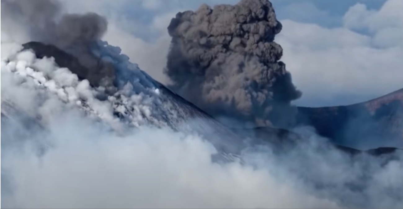 Εντυπωσιακές εικόνες: Η χιονισμένη Αίτνα «ξύπνησε» ξανά εκτοξεύοντας τέφρα και καπνό