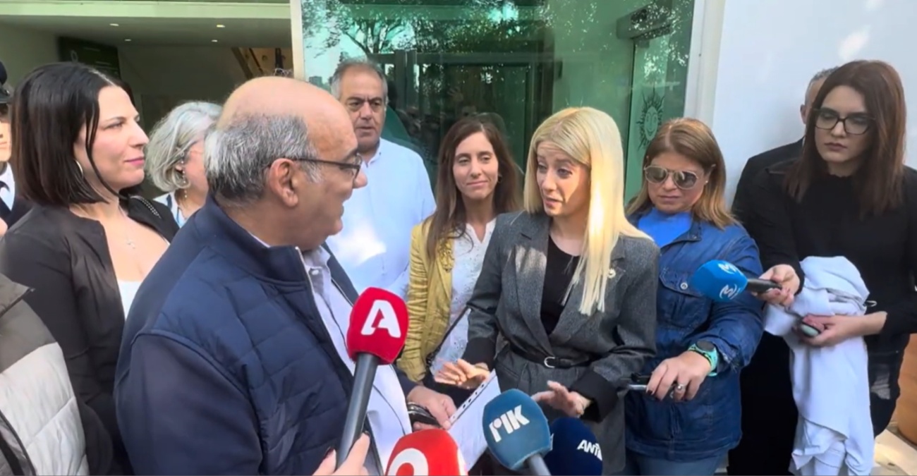 Αντιπαράθεση Αννίτας – Ταλιαδώρου έξω από την Βουλή - «Δεν θα καθορίζεις εσύ το πρόγραμμα μου»