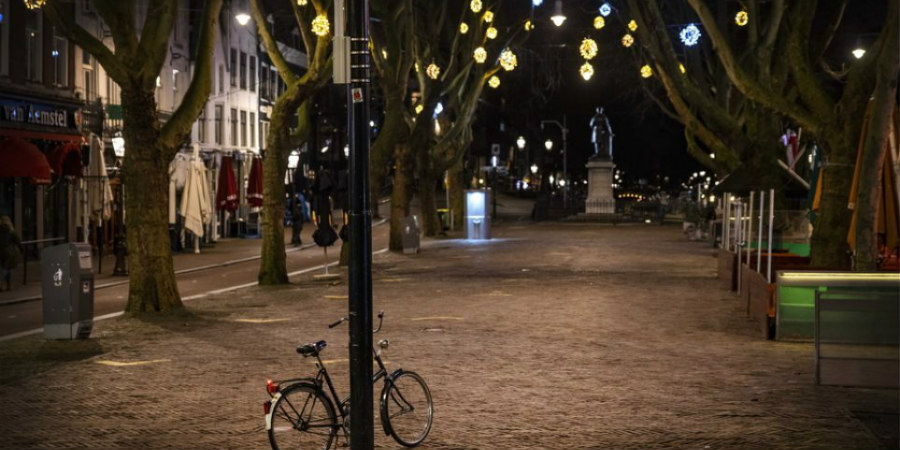 Κορωνοϊός – Ολλανδία: Δικαστήριο διέταξε την κυβέρνηση να αποσύρει τη νυχτερινή απαγόρευση κυκλοφορίας