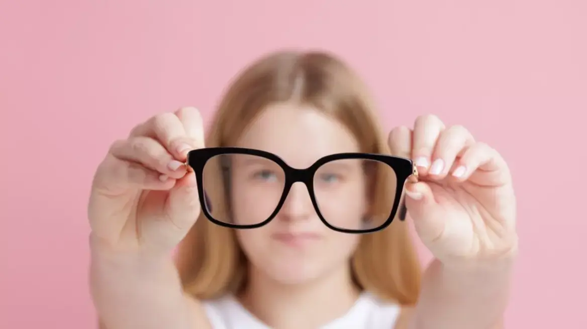 Μυωπία: Δεν φταίνε μόνο οι οθόνες – Ένοχος και ο κακός φωτισμός