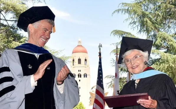 Σε ηλικία 105 ετών πήρε το πτυχίο της από το Πανεπιστήμιο Στάνφορντ - Περίμενε 83 χρόνια