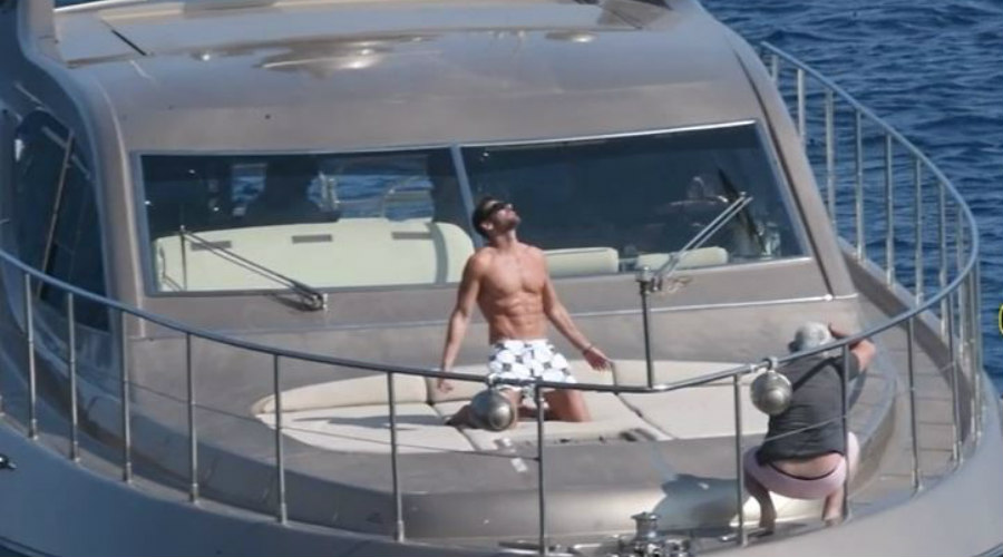 Κύπριος ηθοποιός πόζαρε πάνω στο πολυτελές σκάφος που έκανε διακοπές ο Elon Musk στη Μύκονο