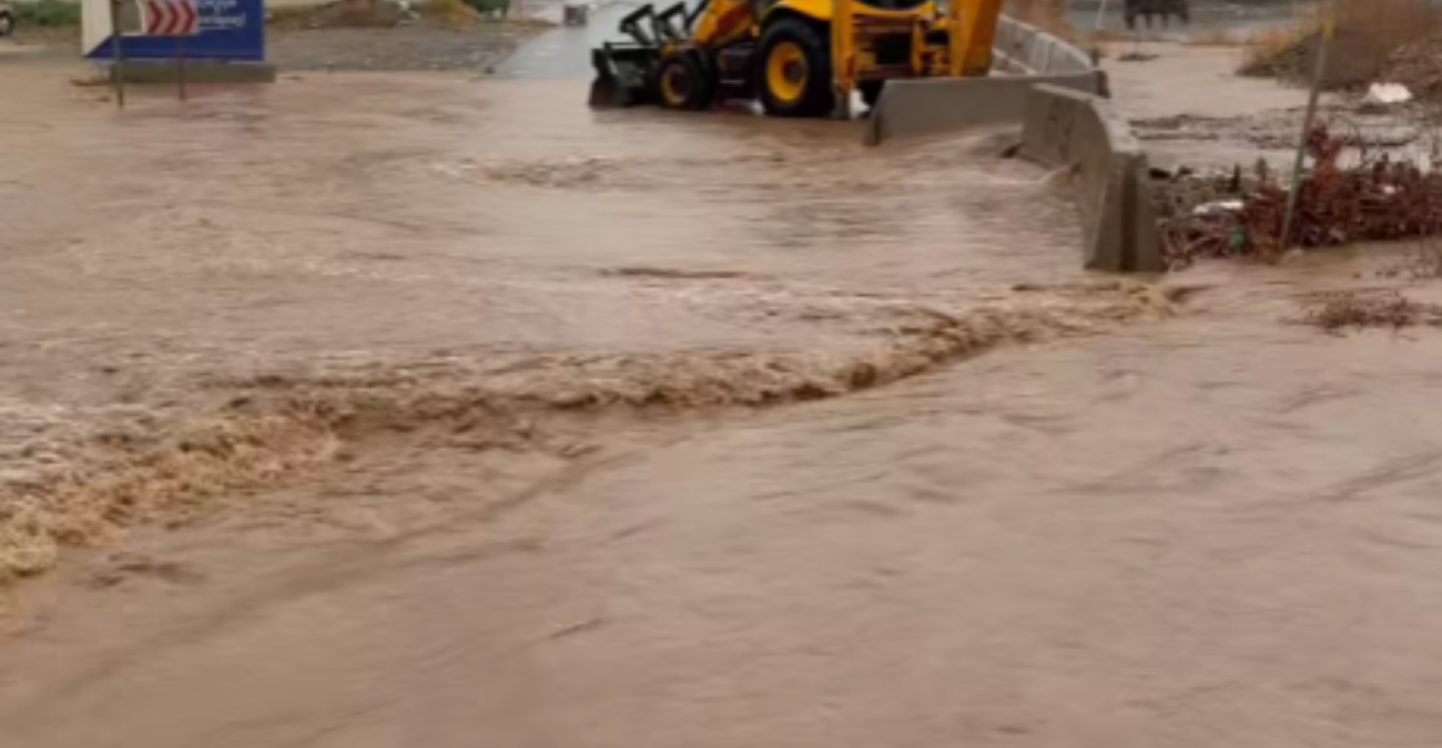 Χάος στη Λακατάμια: Είδαν τον ποταμό να κατεβαίνει στα σπίτια τους - Πλημμύρισαν υποστατικά, αυλές, δρόμοι - Βίντεο