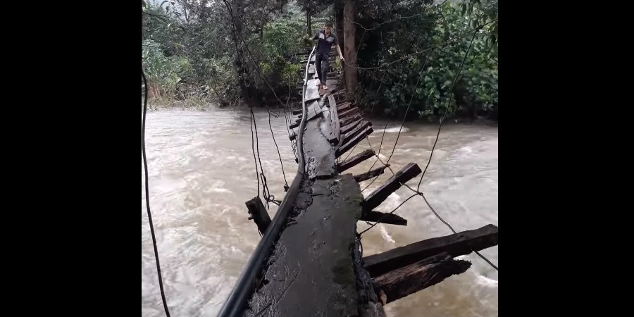Η πιο επικίνδυνη γέφυρα - Σίγουρα την διασχίζει με δυσκολία - VIDEO