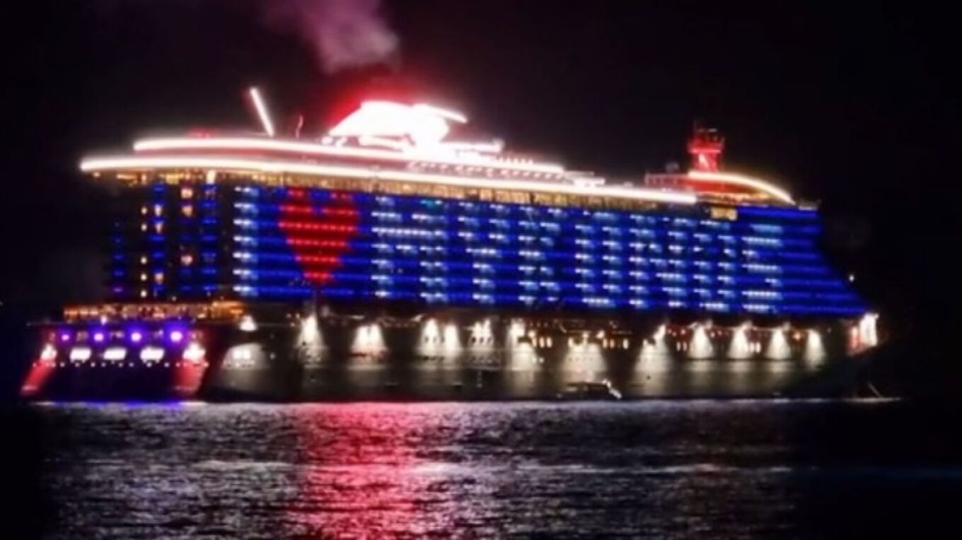 «I Love Mykonos» έγραψαν τα... φώτα κρουαζιερόπλοιου στο λιμάνι του νησιού - Δείτε βίντεο