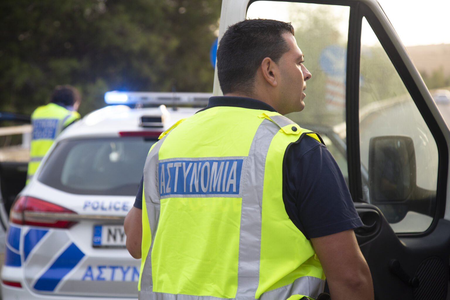 Τροχαίο στον αυτοκινητόδρομο: Η σφοδρότητα της πρόσκρουσης ανέτρεψε το όχημα και «διέλυσε» το εργοτάξιο – Σοκαριστικές εικόνες από το σημείο