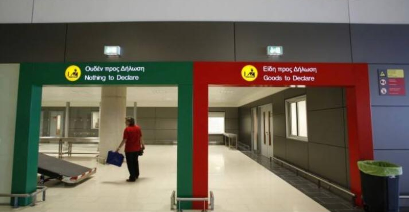 Εκατοντάδες λαθραία τσιγάρα και καπνός σε βαλίτσες επιβατών – Προστίματα και συλλήψεις στα αεροδρόμια - Δείτε φωτογραφίες