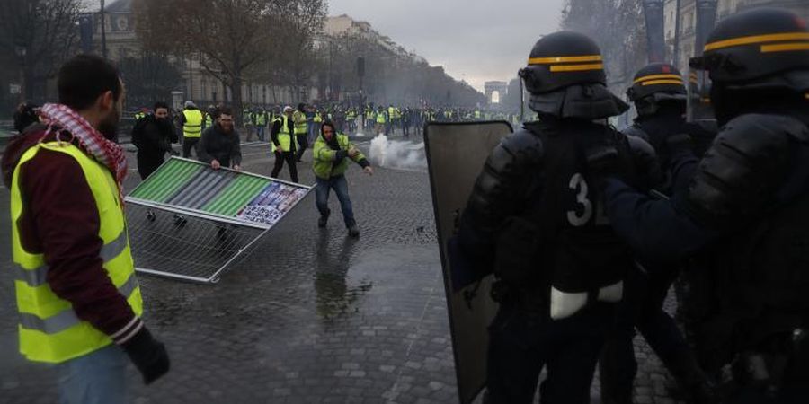 Δακρυγόνα και εκτοξευτήρες νερού κατά των διαδηλωτών με τα κίτρινα γιλέκα στο Παρίσι