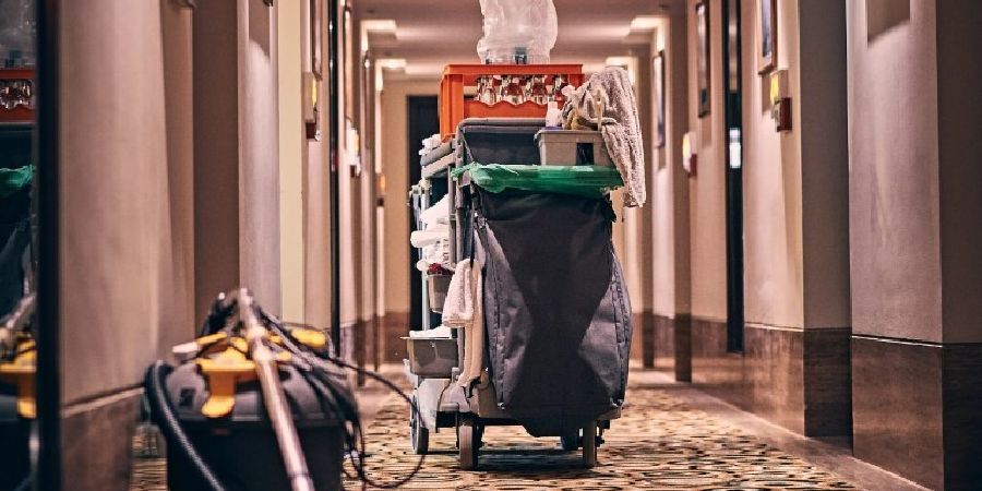 «Καθαρή» κλεψιά: Καμαριέρες στη Ζάκυνθο κατηγορούνται για κλοπές σε δωμάτια πελατών ξενοδοχείου