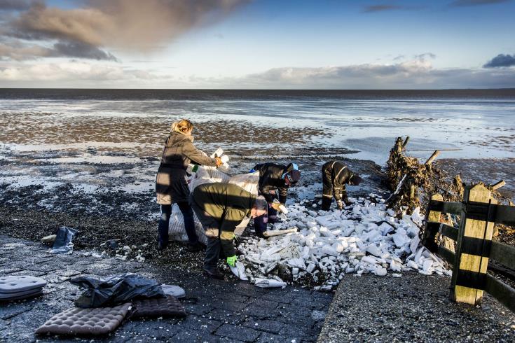 Χημικά βρέθηκαν σε ολλανδική παραλία, αφότου 270 κοντέινερ έπεσαν από πλοίο στη Βόρεια Θάλασσα 