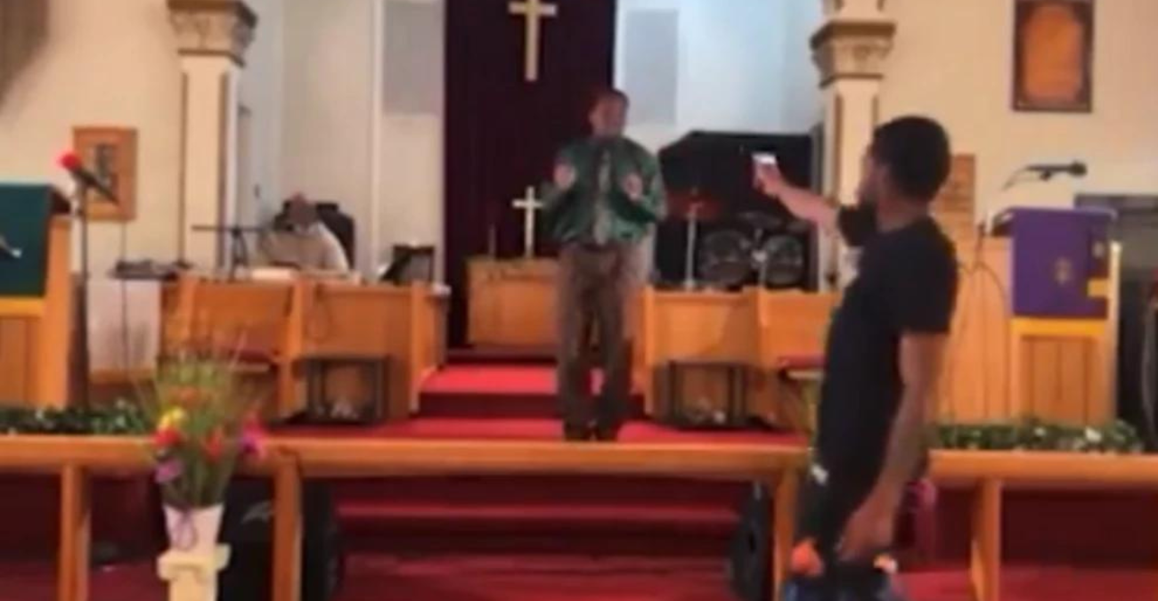 «Θαύμα» στις ΗΠΑ: Ένοπλος εισέβαλε σε εκκλησία για να σκοτώσει τον ιερέα - Μπλόκαρε το πιστόλι του