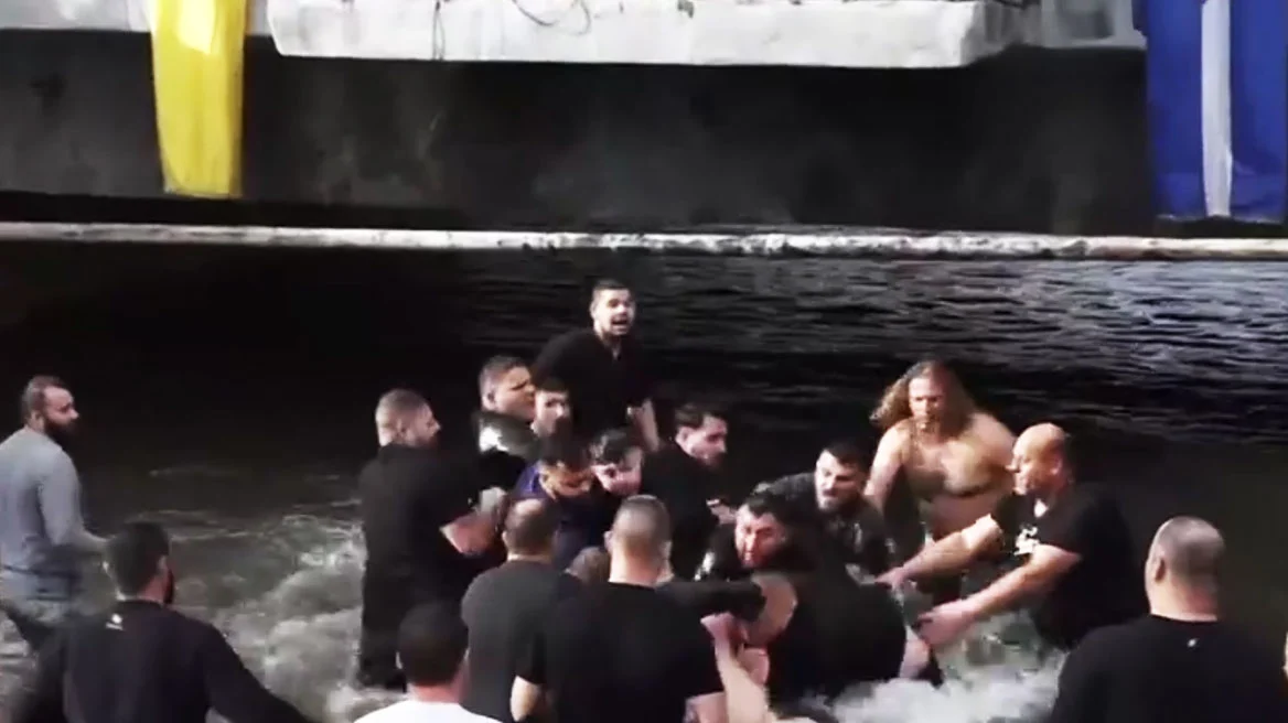 Παρατράγουδα στην Ελλάδα: Πιστοί πιάστηκαν στα χέρια για τον Τίμιο Σταυρό  - Δείτε βίντεο