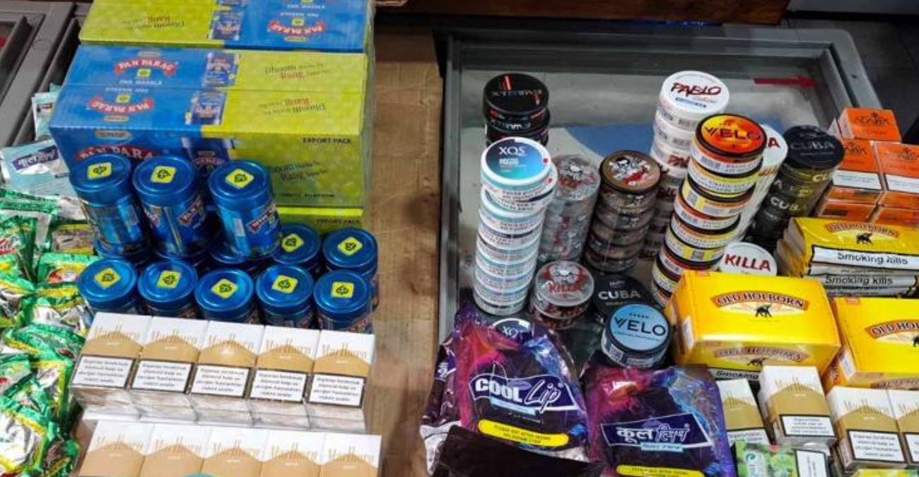 Έφοδος «σκούπα» στην Αγία Νάπα: Βρήκαν παράνομα καπνικά και εκατοντάδες απομιμήσεις - Φωτογραφία