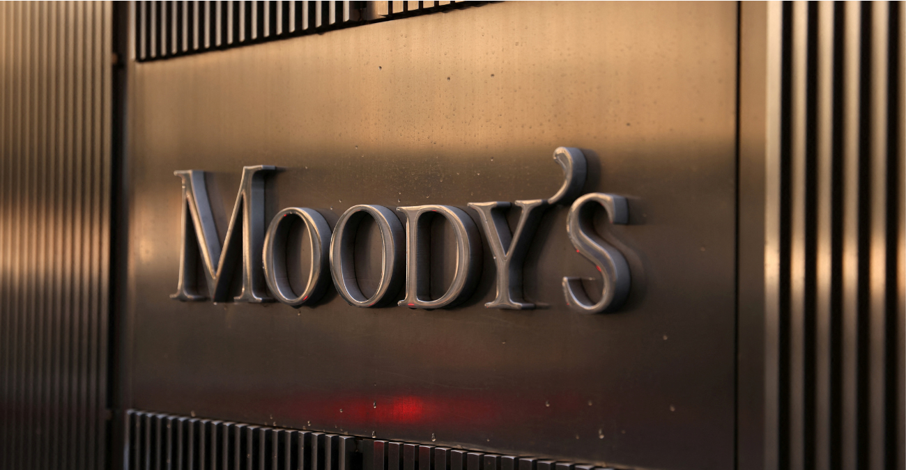 Πιο ήπιος από προσδοκίες αγορών ο ρυθμός μείωσης επιτοκίων, λέει ο Moody’s