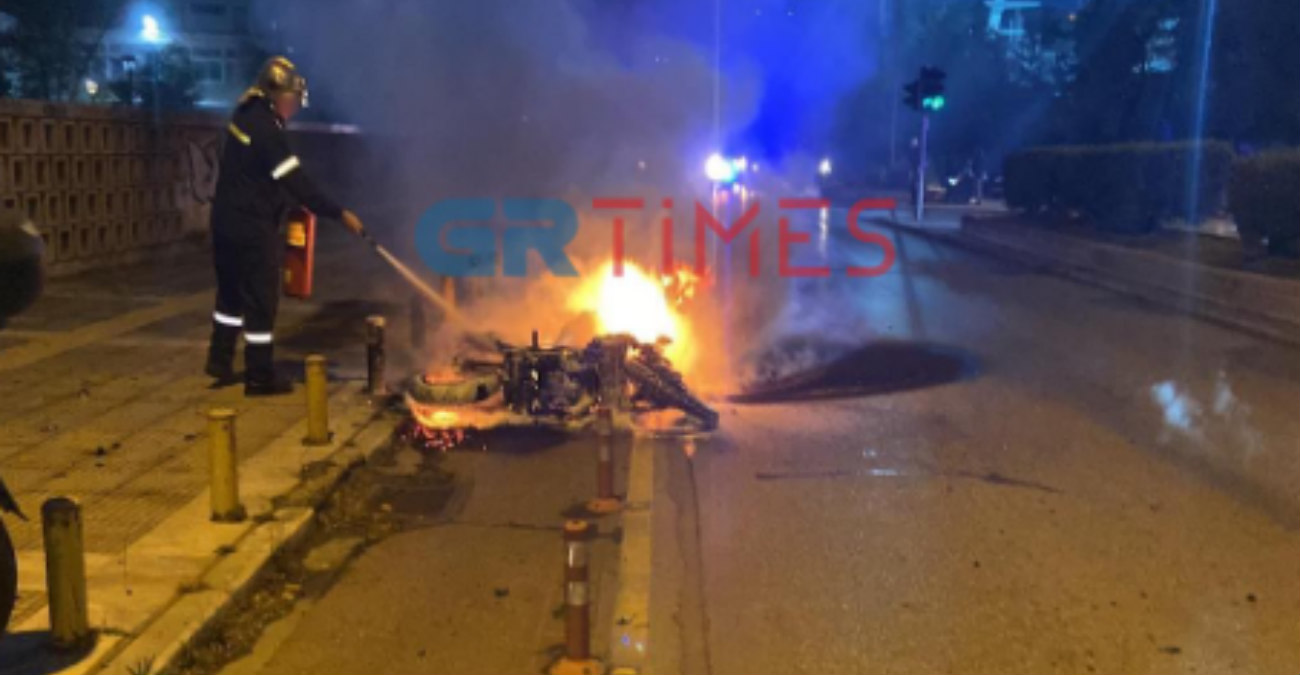 Θεσσαλονίκη: Ένταση στην πορεία για το Πολυτεχνείο - Επίθεση με μολότοφ σε Αστυνομικούς, έκαψαν μηχανή - Δείτε βίντεο 