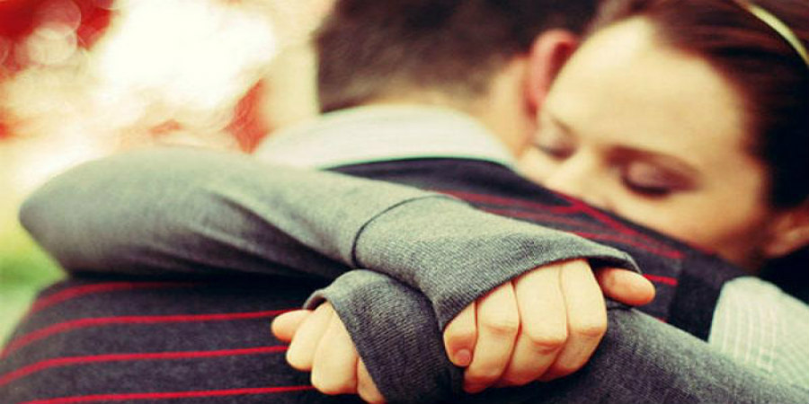 Τέσσερις λόγοι να αγκαλιάζετε το σύντροφο σας πιο συχνά – Τι κερδίζετε