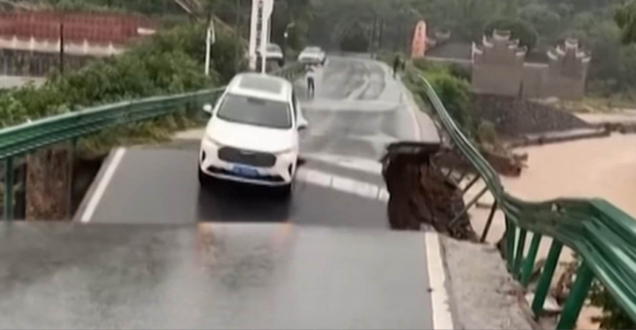 VIDEO: Αυτοκίνητο παρασύρεται από ορμητικό χείμαρρο μετά από κατάρρευση γέφυρας στην Κίνα