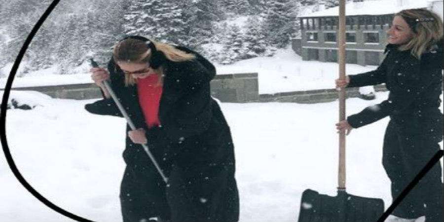 Ο Τσουρούλλης πήρε σκούπα και η Γιολίτη φτυάρι και καθαρίζουν τα χιόνια – ΦΩΤΟΓΡΑΦΙΕΣ