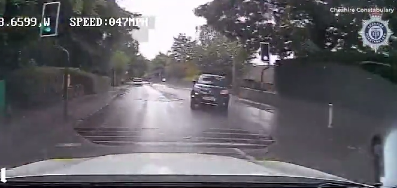 VIDEO: Σοκαριστικό τροχαίο - 22χρονος υπό την επήρεια ναρκωτικών έπεσε πάνω σε περιπολικό με 120 χλμ./ώρα