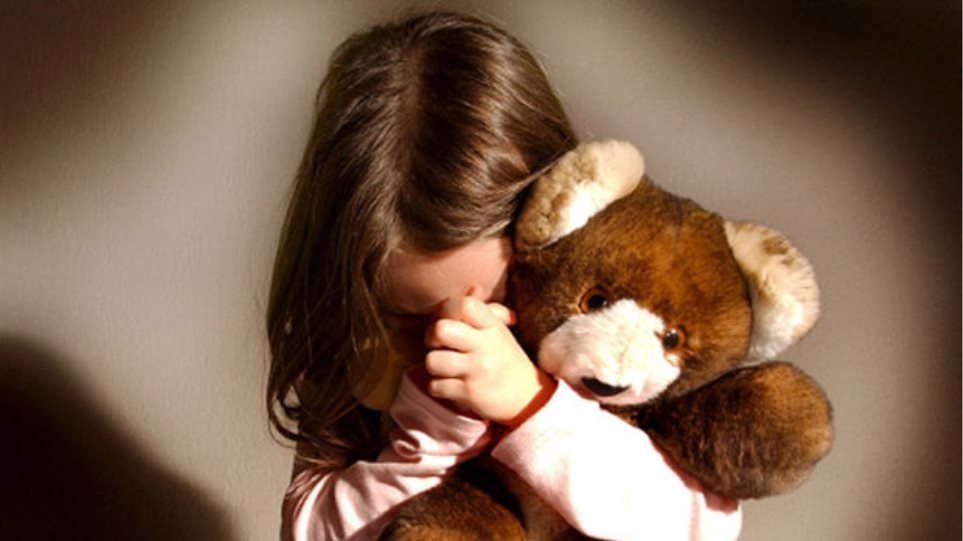 Φρίκη: Εμπιστεύτηκαν το 11χρονο κοριτσάκι τους σε φίλο κι εκείνος το βίαζε