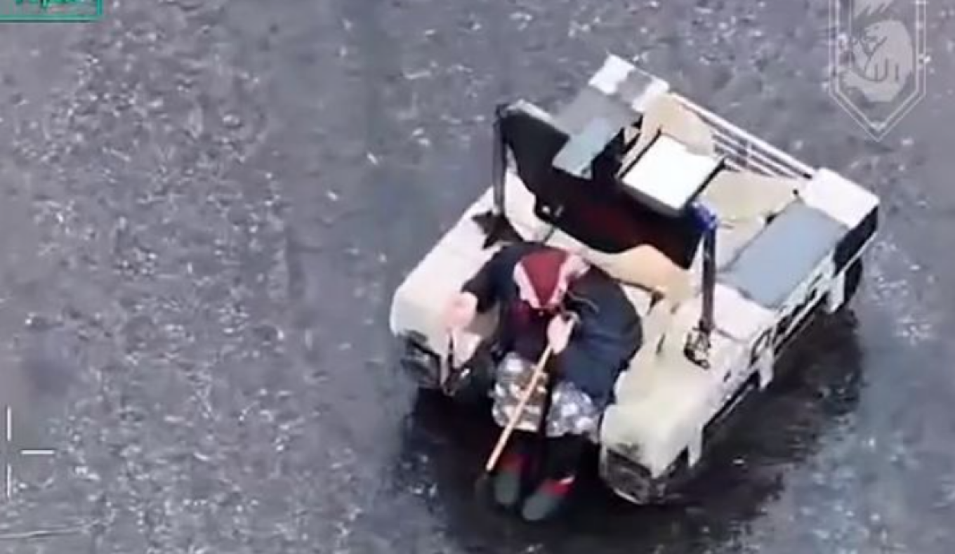 VIDEO: Ρομπότ διέσωσε ηλικιωμένη Ουκρανή από την πρώτη γραμμή του μετώπου