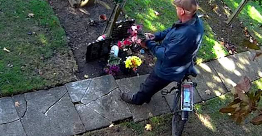 «Μυστήριο» με άγνωστο άντρα που ξεδιάντροπα κλέβει λουλούδια από τάφο- Τον «τσάκωσαν» οι κάμερες