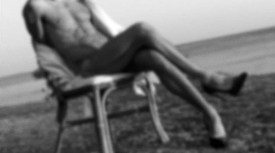 Κύπριος ηθοποιός φωτογραφήθηκε γυμνός, φορώντας ψηλοτάκουνες γόβες (Φώτος)