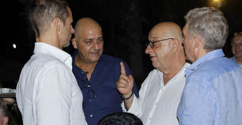 Η θηλειά στο λαιμό του «Βασιλιά» και οι «δελφίνοι»…