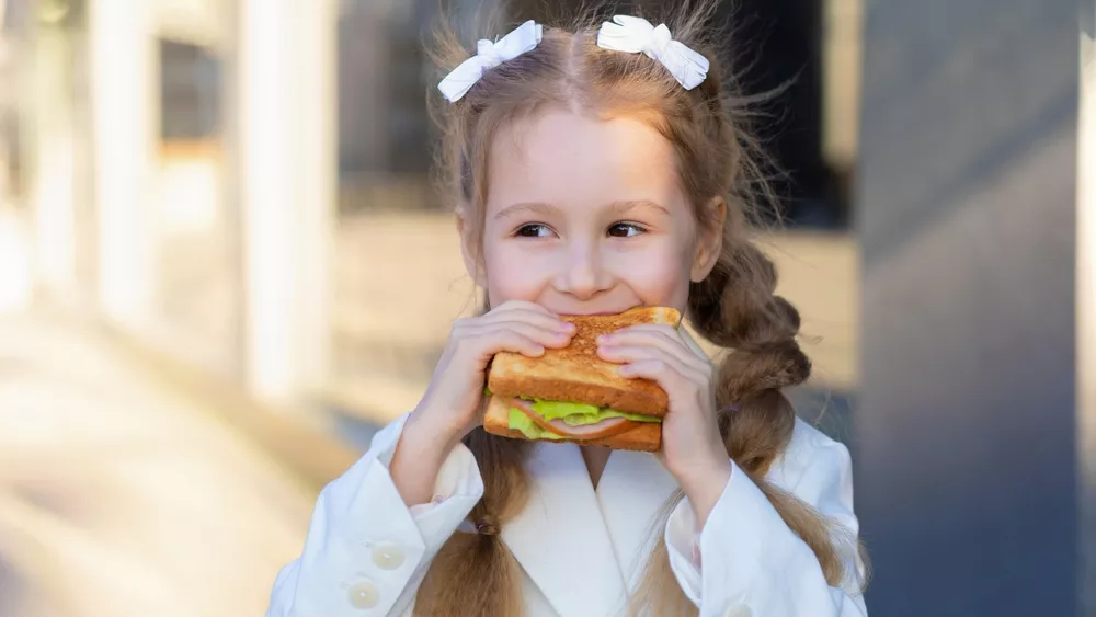 Πρωινό και όχι μόνο: Πόσο θρεπτικό είναι το ψωμί του τοστ; Ο ειδικός αποκαλύπτει τα πάντα – Δείτε πίνακες